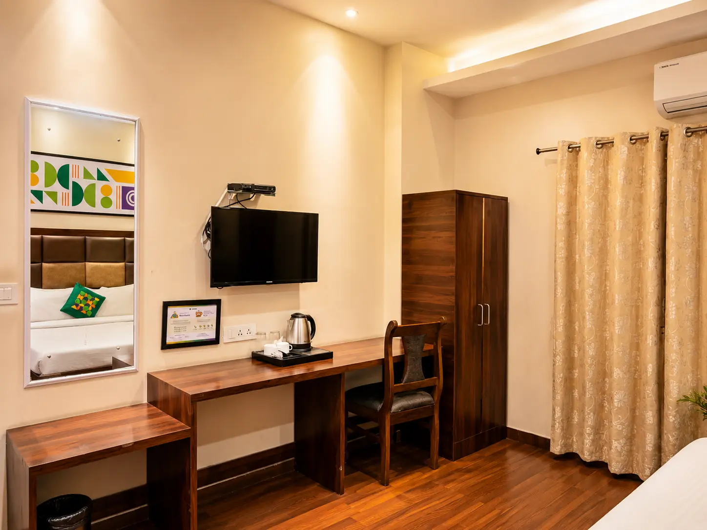 Deluxe Room bed at Hotel Golden Leaf